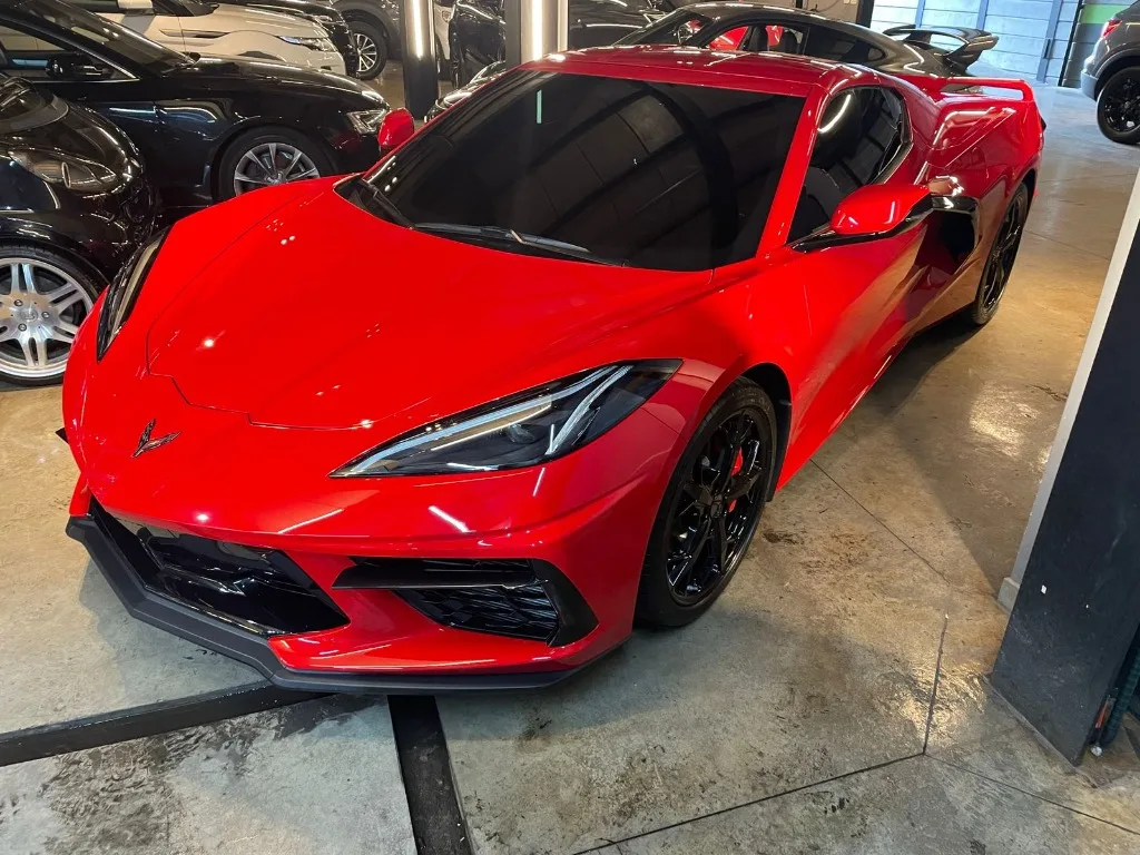 Instalação de película antivandalismo premium na parte frontal de Corvette C8